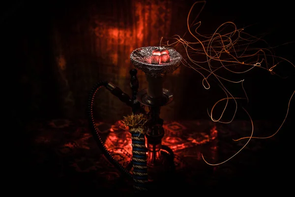 Carbón caliente de Hookah en un tazón de shisha sobre un fondo de niebla oscura. Elegante shisha oriental . — Foto de Stock