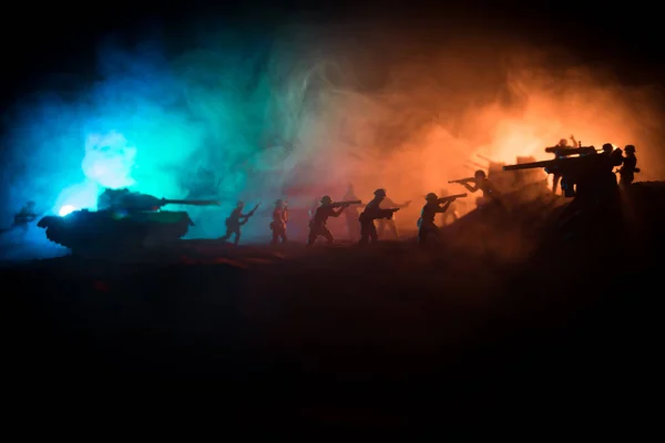 Concetto di guerra. Silhouette militari scena di combattimento su sfondo cielo nebbia di guerra, — Foto Stock