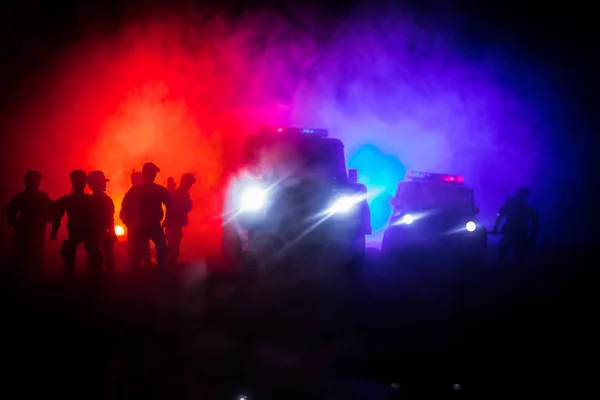 Geceleri polis arabaları. Polis arabası geceleri sis geçmişi olan bir arabayı kovalıyor. 911 Acil müdahale pselective odak — Stok fotoğraf