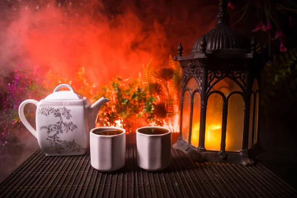 Koncepcja herbaty. Japoński kultury ceremonii herbaty wschód napoju. Czajniczek i filiżanki na stole z bambusowymi listwami na zachodzie słońca — Zdjęcie stockowe