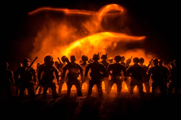 Bereitschaftspolizisten signalisieren Bereitschaft. Machtkonzept der Regierung. Polizei im Einsatz. Rauch auf dunklem Hintergrund mit Lichtern. Blaurote blinkende Sirenen. — Stockfoto