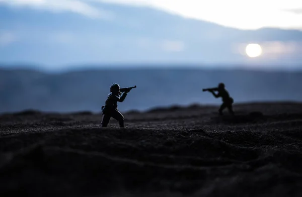 Conceito de Guerra. silhuetas militares lutando cena na guerra nevoeiro céu fundo, — Fotografia de Stock