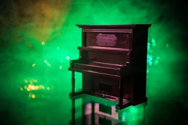 Concepto creativo. Decoración de obra de arte con piano sobre fondo nebuloso tonificado oscuro con luz . — Foto de Stock