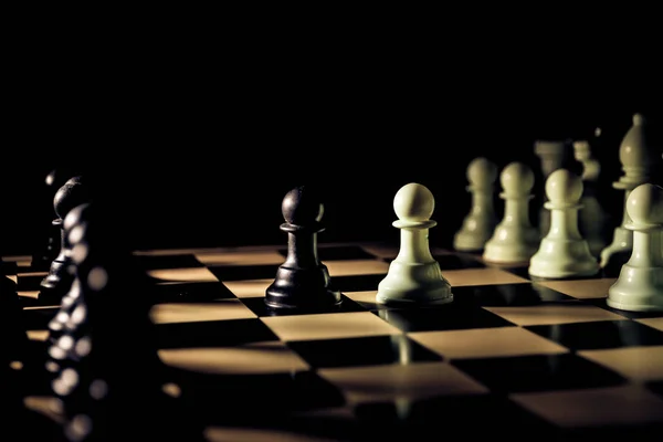 비즈니스 아이디어와 경쟁의 체스 보드 게임 개념. 연기와 안개와 어두운 배경에 체스 그림. — 스톡 사진