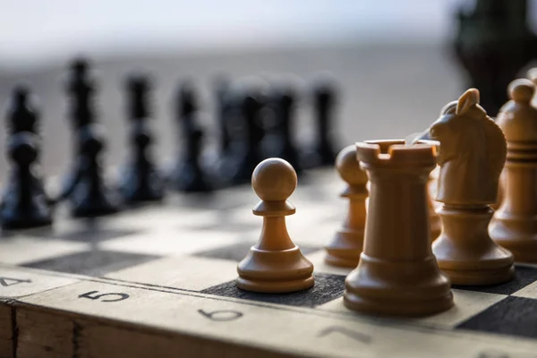 Juego de mesa de ajedrez concepto de ideas de negocio y competencia. Figuras de ajedrez en un tablero de ajedrez. Fondo de puesta de sol al aire libre . — Foto de Stock