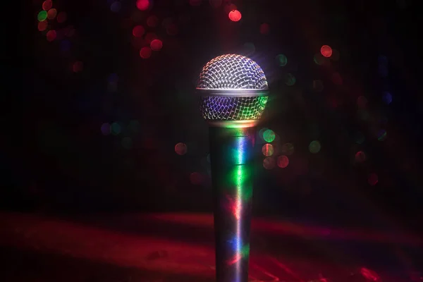 Karaoke de micrófono, concierto. Micrófono de audio vocal con poca luz y fondo borroso. Música en vivo, equipo de audio. Concierto de karaoke, sonido de canto. Cantante en karaokes, micrófonos . — Foto de Stock