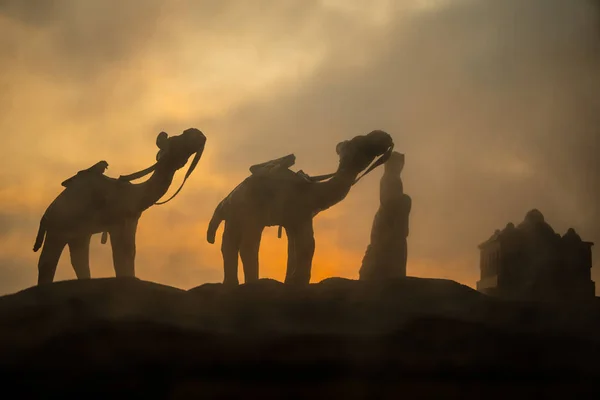 Sahra Çölü'ndeki kum tepeciklerinden geçen deve kervanı, Marocco. Çöl konseptinde deve. — Stok fotoğraf