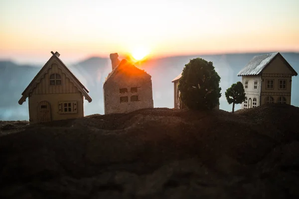 Petite maison décorative en bois sur le fond du coucher de soleil . — Photo