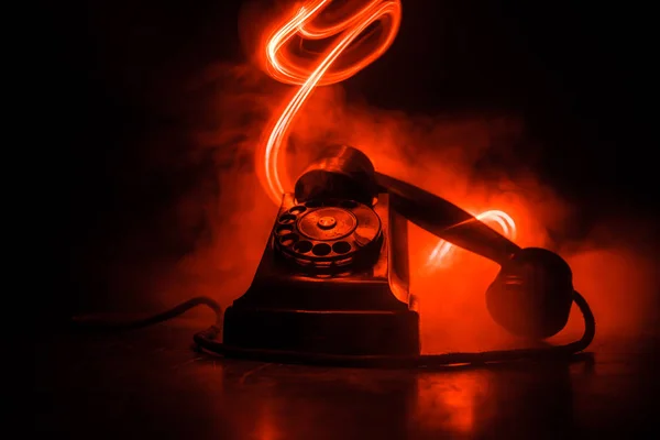 Παλιό μαύρο τηλέφωνο σε παλιό ξύλινο σανίδα με σκούρο φόντο με ομίχλη και ήπια φως. κενός χώρος — Φωτογραφία Αρχείου
