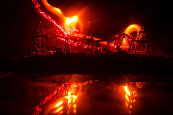 Decoração de madeira. Máquina industrial da energia do equipamento de óleo da bomba de óleo para o petróleo no fundo do por do sol para o projeto — Fotografia de Stock