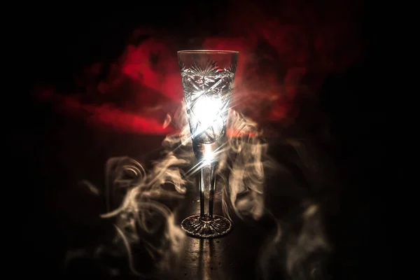 Copa de vino de primer plano con niebla en el fondo oscuro. Hermoso vidrio con humo y luz . — Foto de Stock