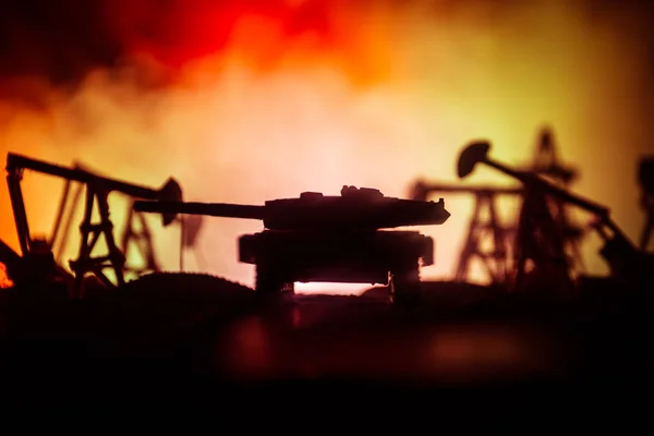 Silhouette di soldato militare o ufficiale con armi. tiro, pistola in mano, cielo colorato, sfondo. guerra e concetto militare . — Foto Stock