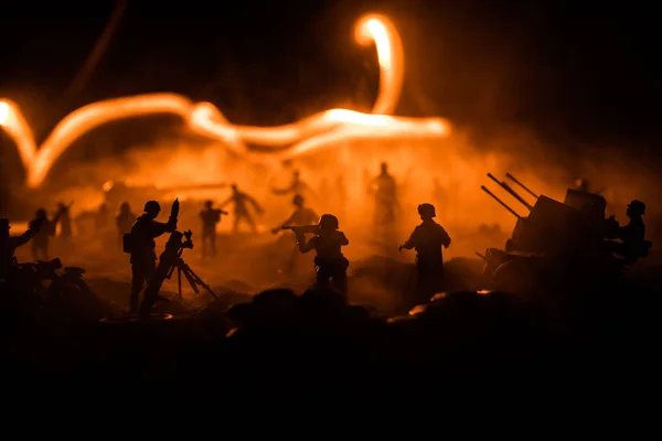 Concept de guerre. Silhouettes militaires scène de combat sur fond de brouillard de guerre ciel, — Photo