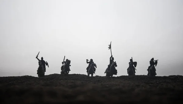 Mittelalterliche Kampfszene mit Kavallerie und Infanterie. Silhouetten von Figuren als separate Objekte, Kampf zwischen Kriegern auf nebligem Hintergrund bei Sonnenuntergang. — Stockfoto