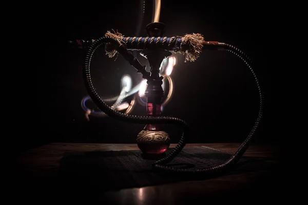 어두운 안개 배경에 시샤 그릇에 Hookah 뜨거운 석탄. 세련된 오리엔탈 시샤. — 스톡 사진