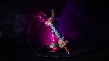Nargile kömürü nargile kupa siyah arka plan ile. Şık oryantal shisha
