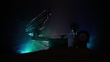 Uydu anteni siluetleri ya da gece gökyüzüne karşı radyo antenleri. Uzay gözlemevi ya da hava savunma radarı dramatik gece gökyüzünde. Yaratıcı sanat dekorasyonu. Seçici odak