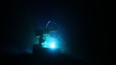 Uydu anteni siluetleri ya da gece gökyüzüne karşı radyo antenleri. Uzay gözlemevi ya da hava savunma radarı dramatik gece gökyüzünde. Yaratıcı sanat dekorasyonu. Seçici odak