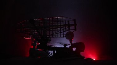 Uydu anteni siluetleri ya da gece gökyüzüne karşı radyo antenleri. Uzay gözlemevi ya da hava savunma radarı dramatik gece gökyüzünde. Yaratıcı sanat dekorasyonu. Seçici odak