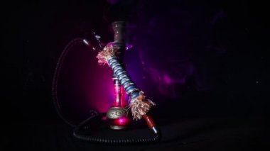 Nargile kömürü nargile kupa siyah arka plan ile. Şık oryantal shisha