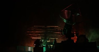 Uydu anteni siluetleri ya da gece gökyüzüne karşı radyo antenleri. Uzay gözlemevi ya da hava savunma radarı dramatik gece gökyüzünde. Yaratıcı sanat dekorasyonu. Seçici odak