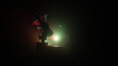 Uydu anteni siluetleri ya da gece gökyüzüne karşı radyo antenleri. Uzay gözlemevi ya da hava savunma radarı dramatik gece gökyüzünde. Yaratıcı sanat dekorasyonu. Seçici odak