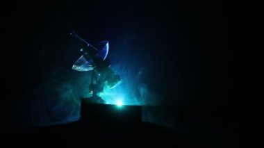 Uydu anteni siluetleri ya da gece gökyüzüne karşı radyo antenleri. Uzay gözlemevi ya da hava savunma radarı dramatik gece gökyüzünde. Yaratıcı sanat dekorasyonu. Seçici odak