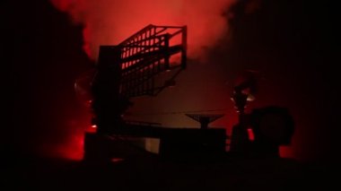 Uydu anteni siluetleri ya da gece gökyüzüne karşı radyo antenleri. Uzay gözlemevi ya da hava savunma radarı dramatik gece gökyüzünde. Yaratıcı sanat dekorasyonu. Seçici odak