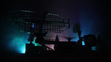 Uydu anteni siluetleri ya da gece gökyüzüne karşı radyo antenleri. Uzay gözlemevi ya da hava savunma radarı dramatik gece gökyüzünde. Yaratıcı sanat dekorasyonu. Seçici odak