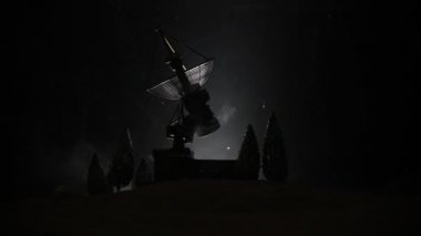 Uydu anteni siluetleri ya da gece gökyüzüne karşı radyo antenleri. Uzay gözlemevi ya da hava savunma radarı dramatik gece gökyüzünde. Yaratıcı sanat dekorasyonu. Seçici odak
