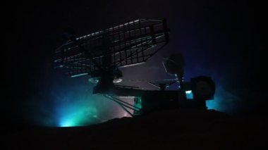 Uydu anteni siluetleri ya da gece gökyüzüne karşı radyo antenleri. Uzay gözlemevi ya da hava savunma radarı dramatik gece gökyüzünde. Yaratıcı sanat dekorasyonu. Seçici odak