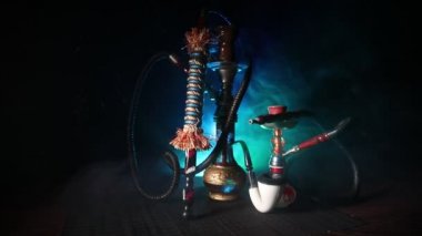 Nargile kömürü nargile kupa siyah arka plan ile. Şık oryantal shisha