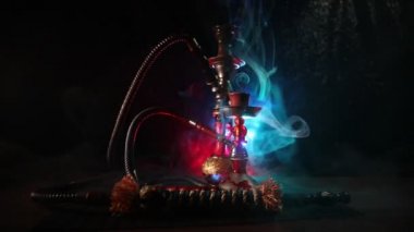 Nargile kömürü nargile kupa siyah arka plan ile. Şık oryantal shisha