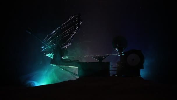 Műholdas Antennák Vagy Rádióantennák Sziluettjei Éjszakai Égbolt Ellen Űrállomás Vagy — Stock videók