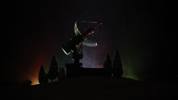 Silhouettes de antennes paraboliques ou radio contre ciel nocturne. Observatoire spatial ou radar de défense aérienne au-dessus d'un ciel nocturne spectaculaire. Décoration artistique créative. Concentration sélective