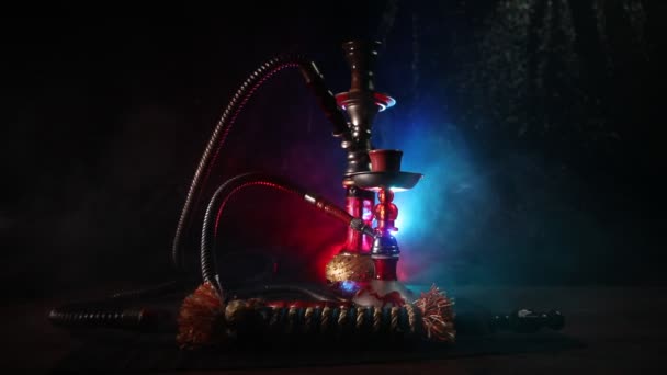 Wasserpfeife heiße Kohlen auf Shisha-Schüssel mit schwarzem Hintergrund. stilvolle orientalische Shisha — Stockvideo