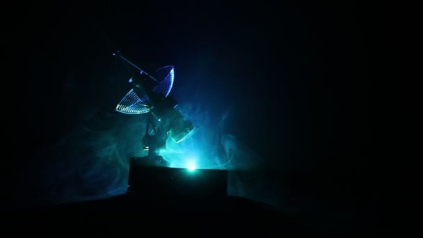 Silhouette Parabole Satellitari Antenne Radio Contro Cielo Notturno Osservatorio Spaziale — Video Stock