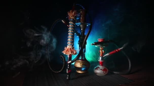 シーシャの水ギセル熱い石炭は、黒の背景とボウルします。スタイリッシュなオリエンタル shisha — ストック動画