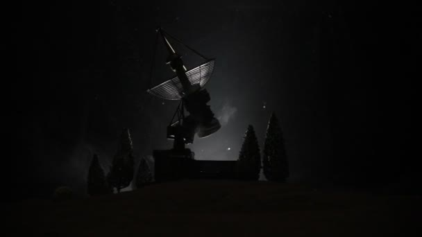 Silhouetten Van Satellietschotels Radioantennes Tegen Nachtelijke Hemel Ruimteobservatorium Luchtverdedigingsradar Boven — Stockvideo