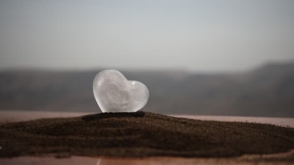 Corazón de cristal abstracto en la nieve por la noche. Tarjeta para un día de San Valentín. Perdóname, te extraño te encantan las palabras de color rojo o gris. selectivo — Vídeo de stock