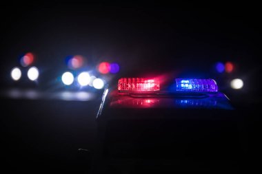 Geceleri polis arabaları. Polis arabası geceleri sis geçmişi olan bir arabayı kovalıyor. 911 Acil müdahale pselective odak
