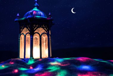 Gece parlayan yanan mumlu süs Arap feneri. Kutlama kartı, Müslüman kutsal ayı için davetiye Ramazan Kareem.