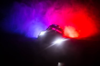 Geceleri polis arabaları. Polis arabası geceleri sis geçmişi olan bir arabayı kovalıyor. 911 Acil durum müdahalesi