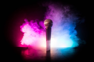 Mikrofon karaoke, konser. Bulanık arka plan ile düşük ışıkta ses mikrofonu. Canlı müzik, ses ekipmanları. Karaoke konseri, şarkı sesi. Karaokelerde şarkıcı, mikrofon.