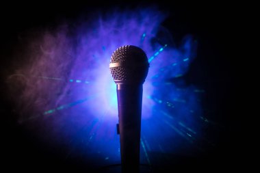 Mikrofon karaoke, konser. Bulanık arka plan ile düşük ışıkta ses mikrofonu. Canlı müzik, ses ekipmanları. Karaoke konseri, şarkı sesi. Karaokelerde şarkıcı, mikrofon.