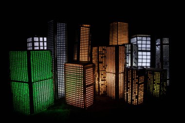 Küçük şehir binaları ile yaratıcı sanat masa dekorasyonu geceleri parlayan. Modern şehir binaları, parlak parlayan ışıklar, lüks seyahat ve turizm konsepti