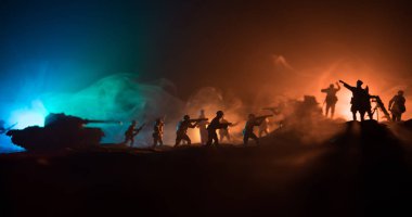 Savaş Konsepti. Savaş sisli arka planında askeri siluetler savaş sahnesi,