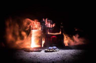 Su ve hurma. İftar akşam yemeğidir. Dekorasyon manzara Ramazan Kareem kum tatil. Şenlikli tebrik kartı, Müslüman holyday için davet.
