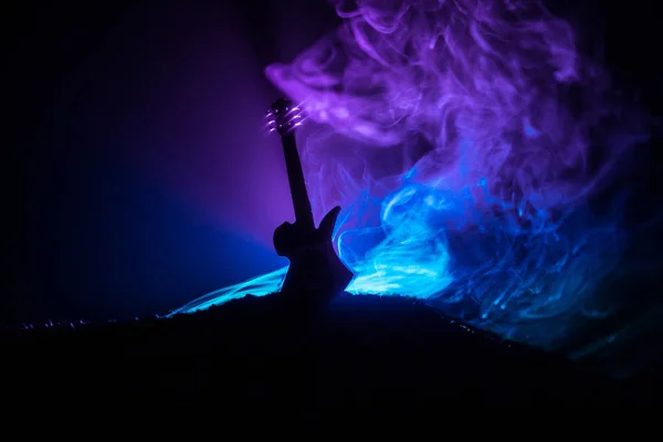 Conceito musical. Guitarra acústica isolada em fundo escuro sob feixe de luz com fumaça com espaço de cópia. Cordas de guitarra, de perto. Foco seletivo. Efeitos de fogo. Guitarra surreal — Fotografia de Stock