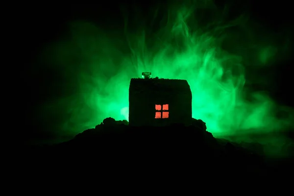 Παλιό σπίτι με ένα φάντασμα στο δάσος τη νύχτα ή εγκαταλειφθεί στοιχειωμένο σπίτι του τρόμου στην ομίχλη. Παλιό κτίριο mystic στο νεκρό δέντρο δάσος. Δέντρα τη νύχτα με φεγγάρι. Σουρεαλιστικό φώτα. — Φωτογραφία Αρχείου